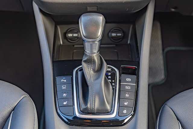 Hyundai IONIQ 1.6 GDi Hybrid Premium SE 5dr DCT White